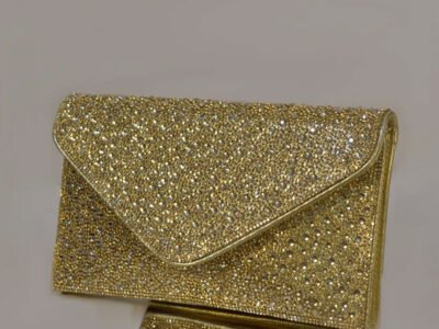 Bolso dorado con detalles de cristal